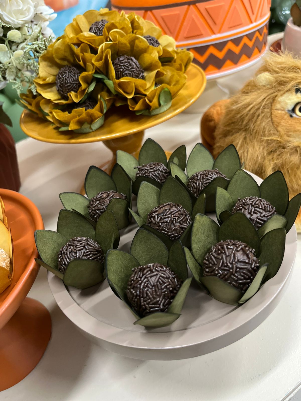 Brigadeiros decorados tema safari