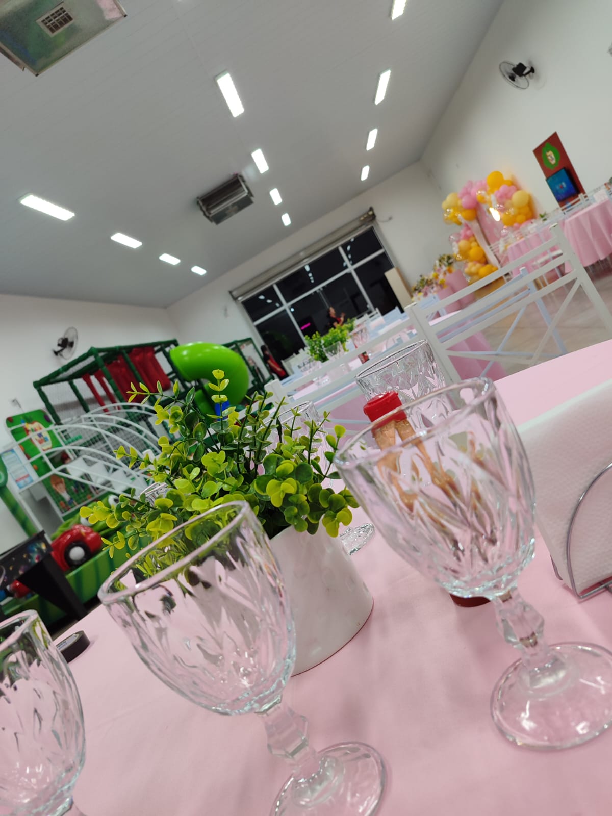 Mesa decorada em rosa